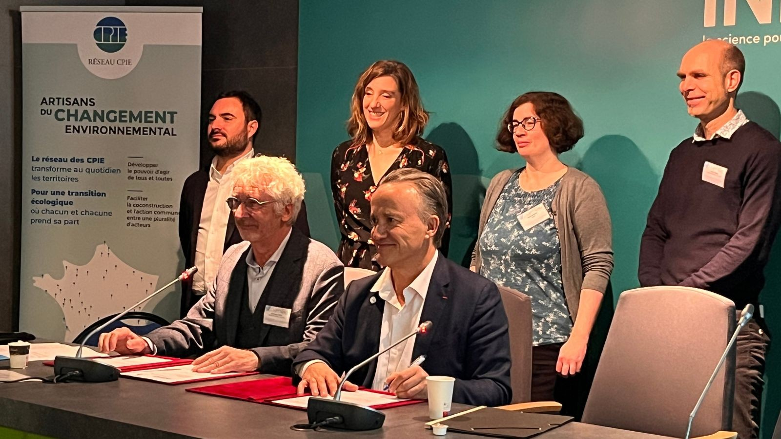 Signature de l’accord-cadre avec l’Union Nationale des CPIE, à INRAE, par Dominique Larue, président de l’Union Nationale des CPIE et Philippe Mauguin, PDG INRAE