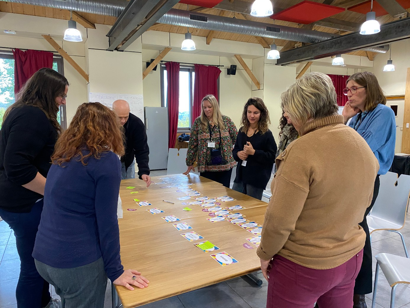 Les participants à l'atelier Expli'cit débattent autour de la démarche scientifique, la mise en débat de questions controversées, la participation citoyenne et le codéveloppement.