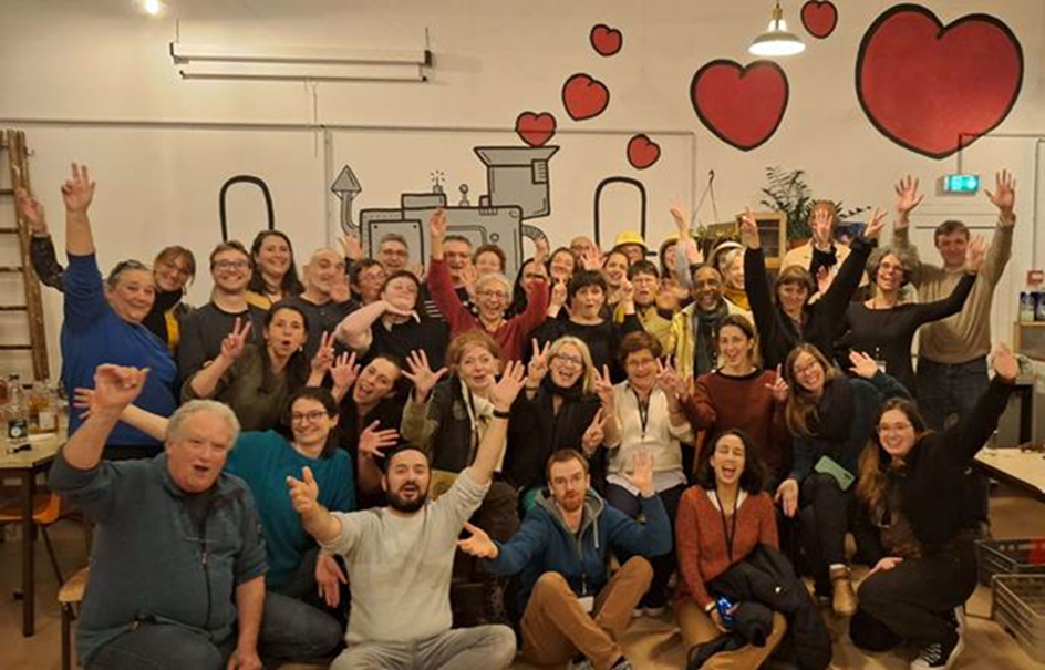 Photo des participants à l'École chercheurs prise lors d'une viste au tiers-lieu Pépina.
